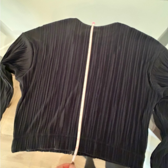 ALO Cropped Micro Plisse Jacket - Black, Size L - Picture 5 of 15